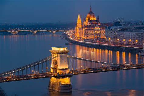 Parlament a Řetězový most nad Dunajem