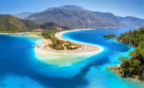 Modrá laguna Ölüdeniz z ptačí perspektivy