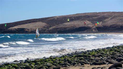Windsurfing na větrné pláži Ixia