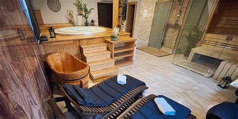 Privátní wellness pro dva sauna vířivka
