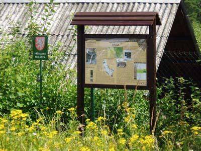 Turisté u informační tabule naučné stezky
