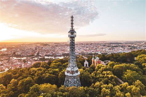 Petřínská rozhledna a okolní panorama