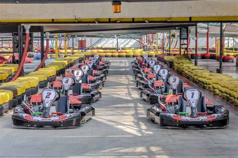 Indoor motokáry závod přátel