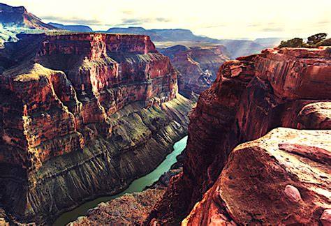 Přehrada na řece Colorado u Grand Canyonu