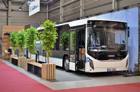 Moderní autobus na chorvatském pobřeží