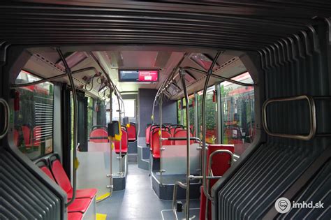 Interiér dálkového autobusu s klimatizací