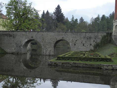 kamenný most a příkop zámku Roztoky