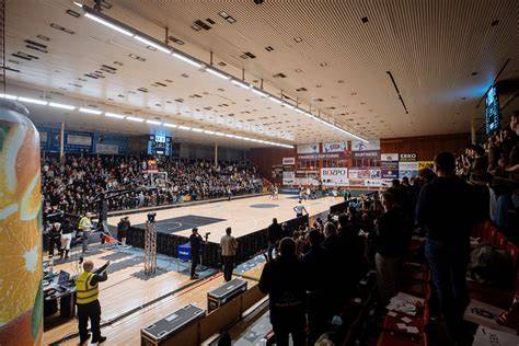 basketbalový zápas v hale