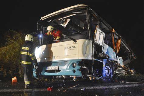 Tragická nehoda motocyklu a autobusu