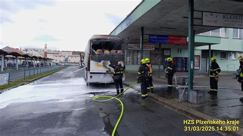 Hasiči likvidují požár autobusu u silnice